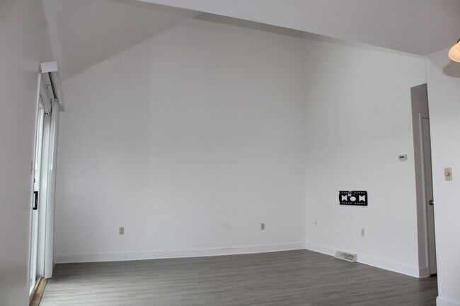 Foto del edificio - 2 Bedroom Townhome with Attached Garage