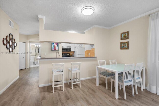 Foto del edificio - 17125 N Bay Rd