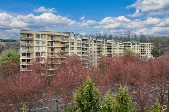 Foto del edificio - Crown View Manor