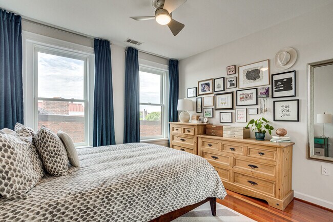 Dormitorio principal con ventanas orientadas al sur. - 1918 18TH STREET NW