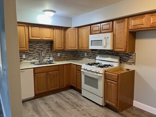 Building Photo - 225 Danforth St