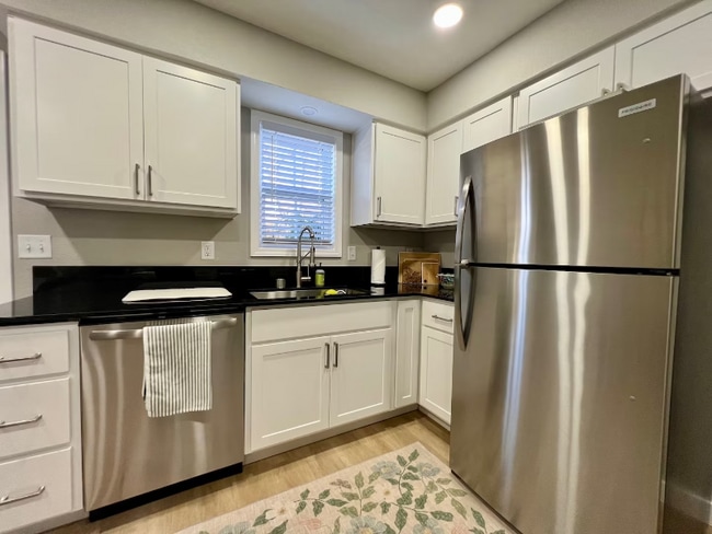 Building Photo - 406 NW D St