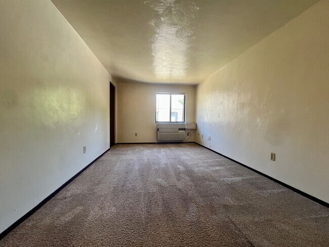 Building Photo - Amazing One Bedroom on the Second Floor! B...