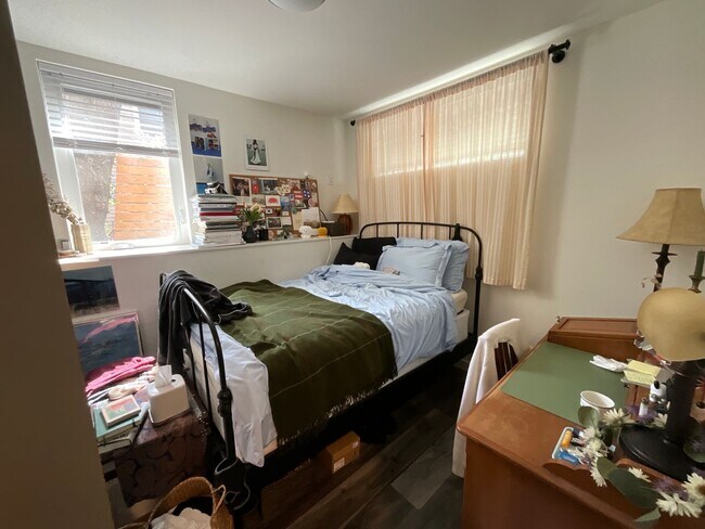 Building Photo - Spacious and Bright Home in University Dis...