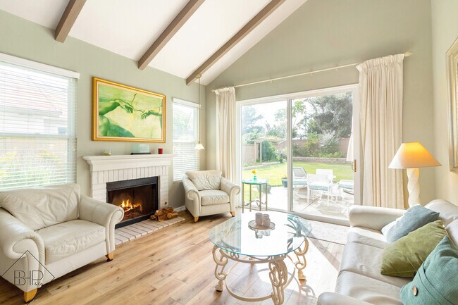 Sala de estar mirando al este - 1987 Willow Ridge Dr