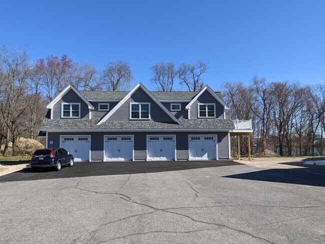 Apartment above garages - 38 Varney Ln