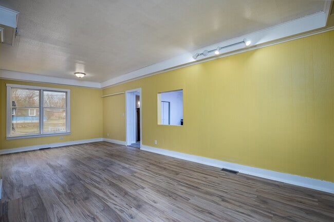 Building Photo - 521 Adams St