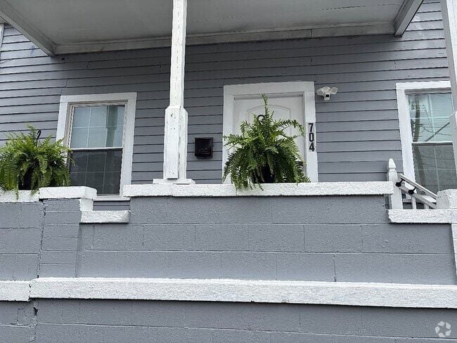 Building Photo - 704 Lavinia St