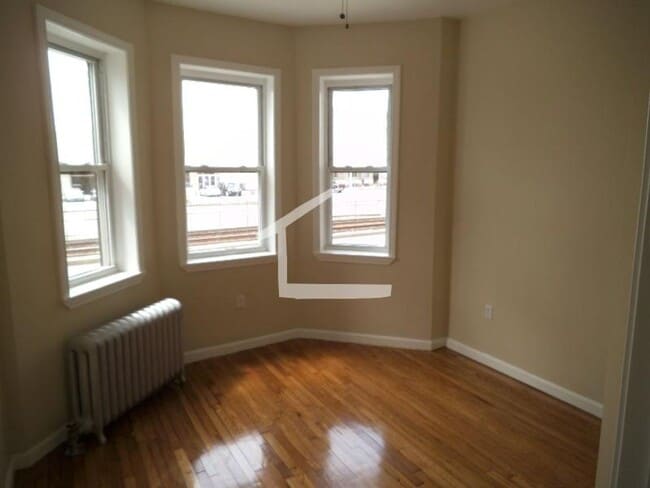 Building Photo - Updated 3 Bedroom Available 4/15/26- On the Green Line