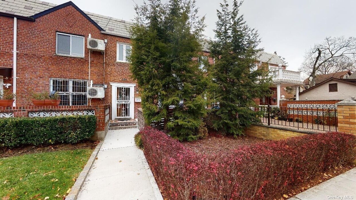 Foto principal - 67-45 Harrow St