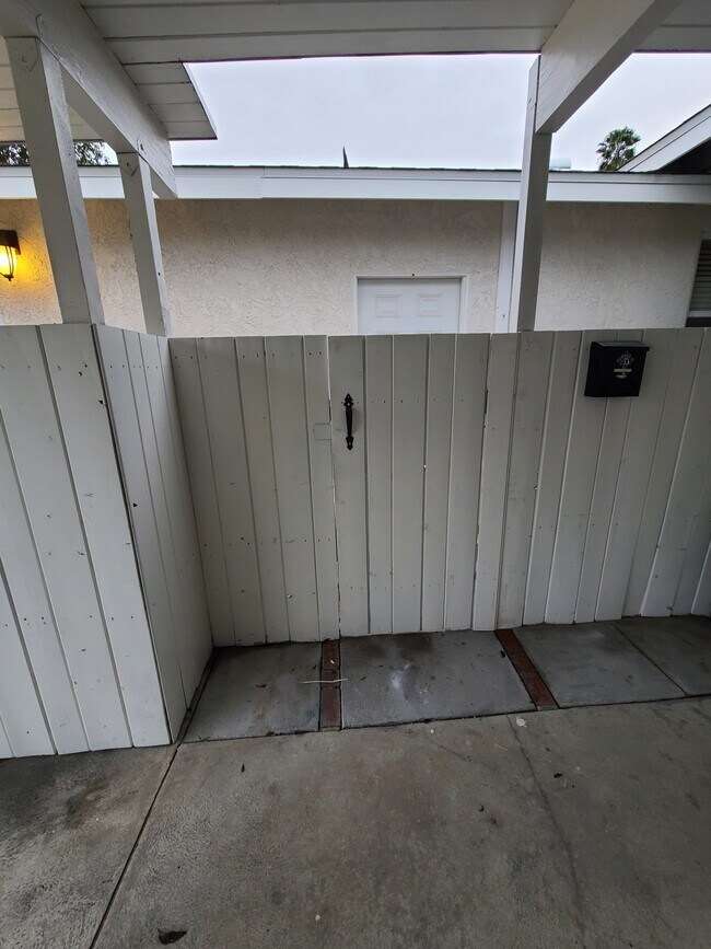 Puerta de acceso al patio del estudio - 7009 Jumilla Ave