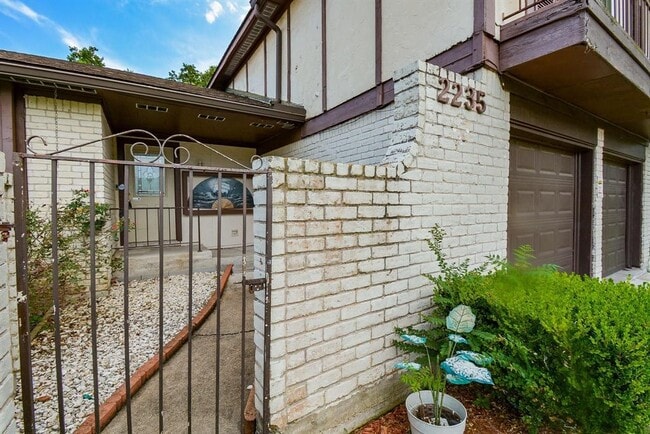 Building Photo - 2235 Quail Valley E Dr