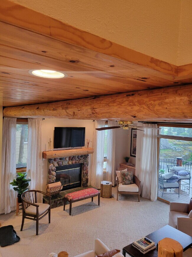 Building Photo - Furnished 3 bedroom, 3.5 bath