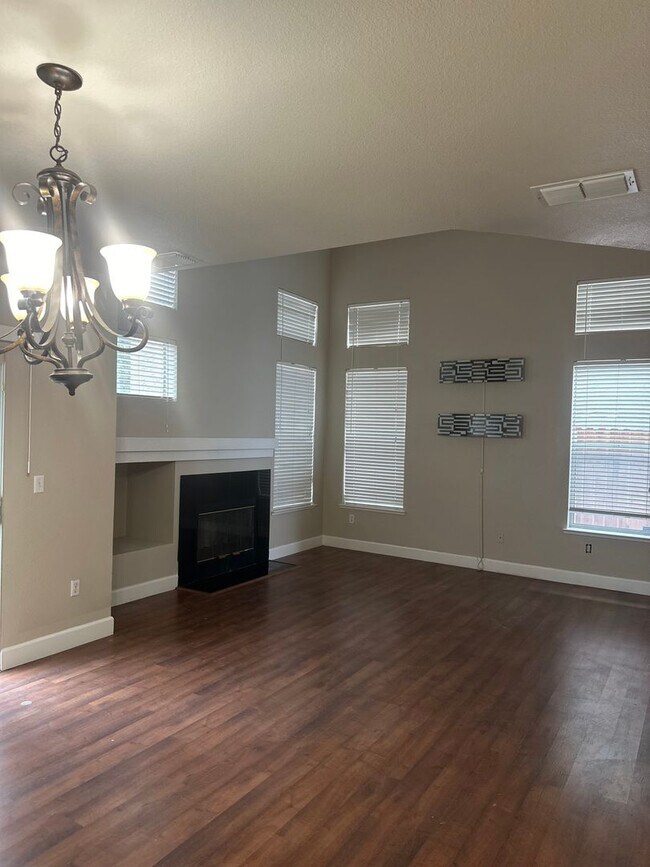 Foto del edificio - CHARMING 2 STORY HOME IN SUISUN CITY