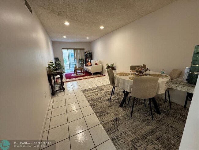 Foto del edificio - 4111 Stirling Rd