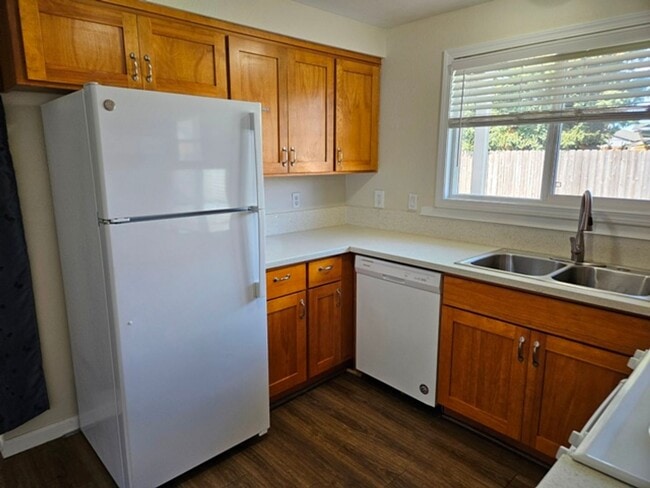 Building Photo - 3Bd/2Ba Single Story Home-Available to View!