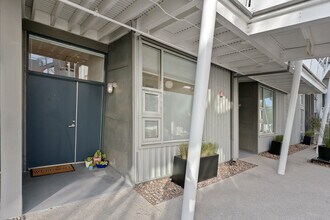 Building Photo - 615 Hampton Dr
