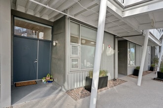Building Photo - 615 Hampton Dr