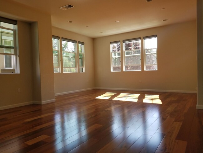 Foto del edificio - Fremont- Nice Floor Plan, NEWLY BUILT, 4 B...