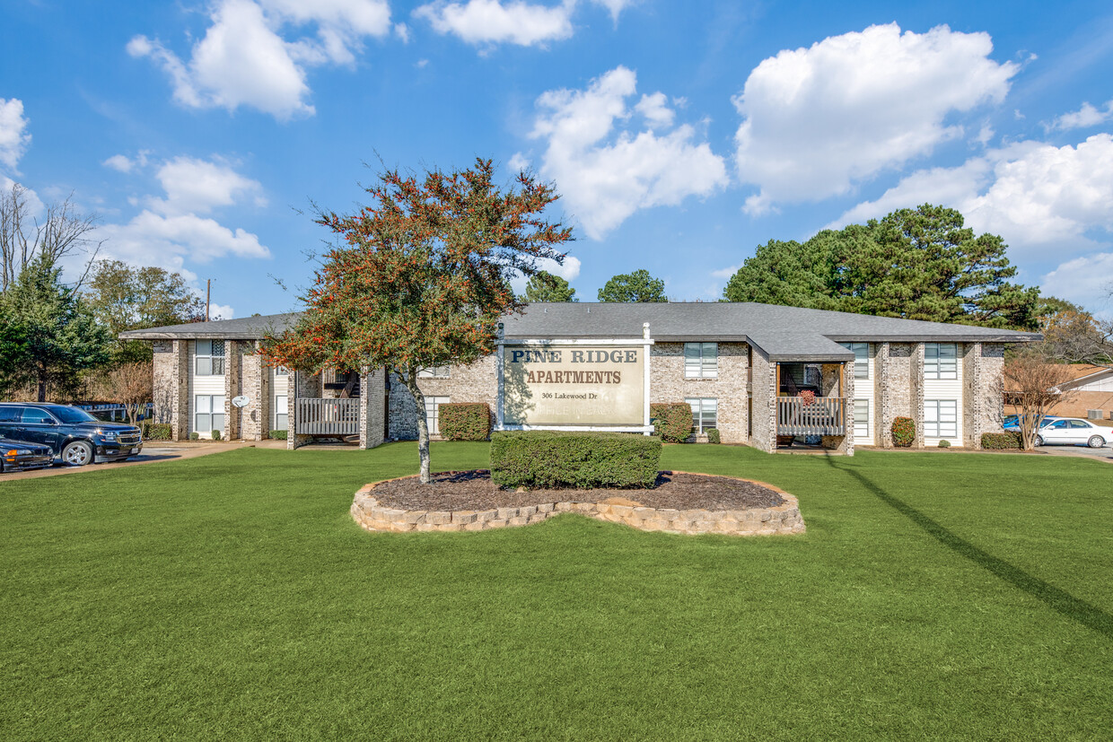 Primary Photo - Pine Ridge Apartments