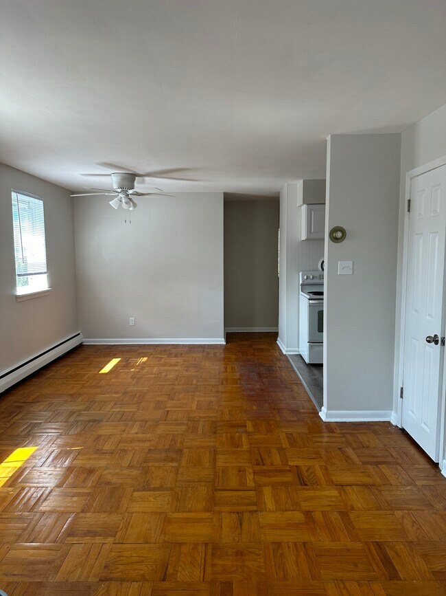 Building Photo - 24 S Brookside Rd