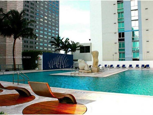 Foto del edificio - 325 S Biscayne Blvd