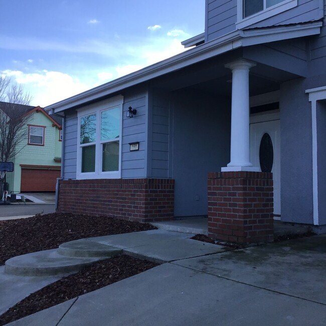 Building Photo - Beautiful 5 bedroom home