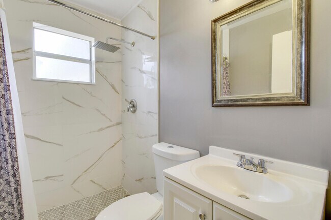 Foto del edificio - 1325 W 32nd St