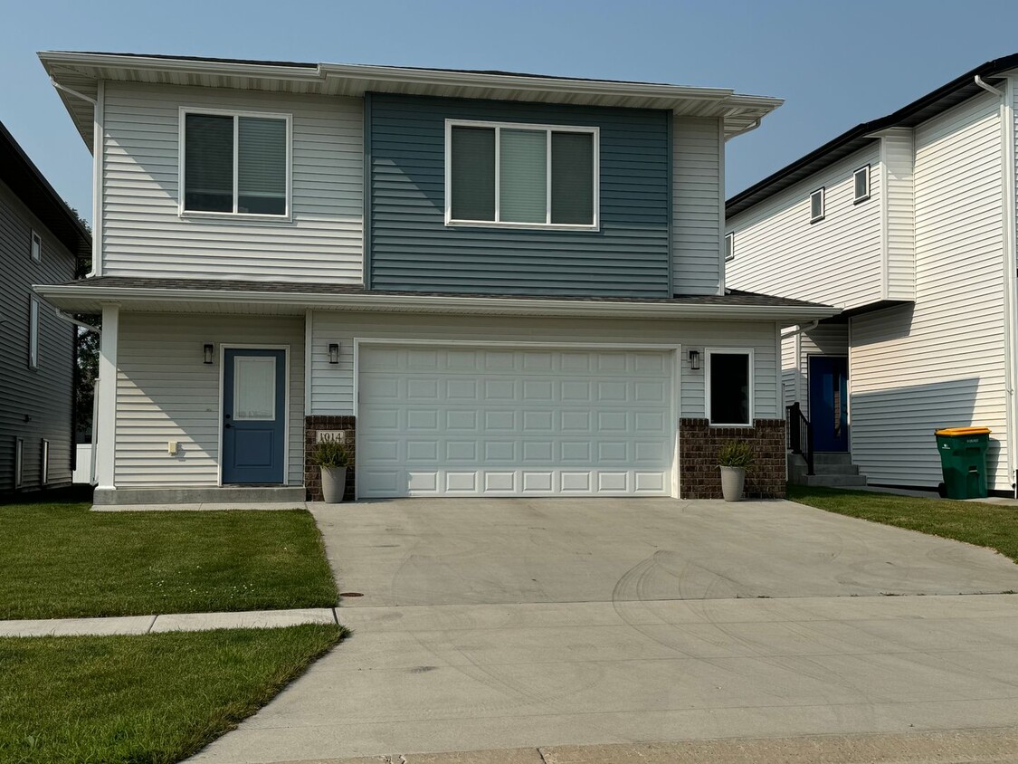 Primary Photo - 4-bedroom, 3-bathroom West Fargo Single-Fa...