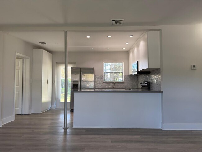 Building Photo - 1325 NW 11th Ct