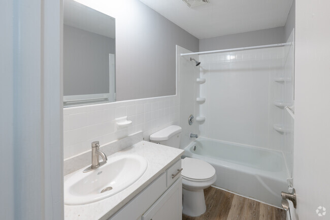 2BR, 1BA - 758SF - Bathroom - Washington Square Apartments