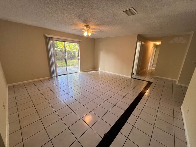 Foto del edificio - Excellent 4 Bedroom in Coral Springs