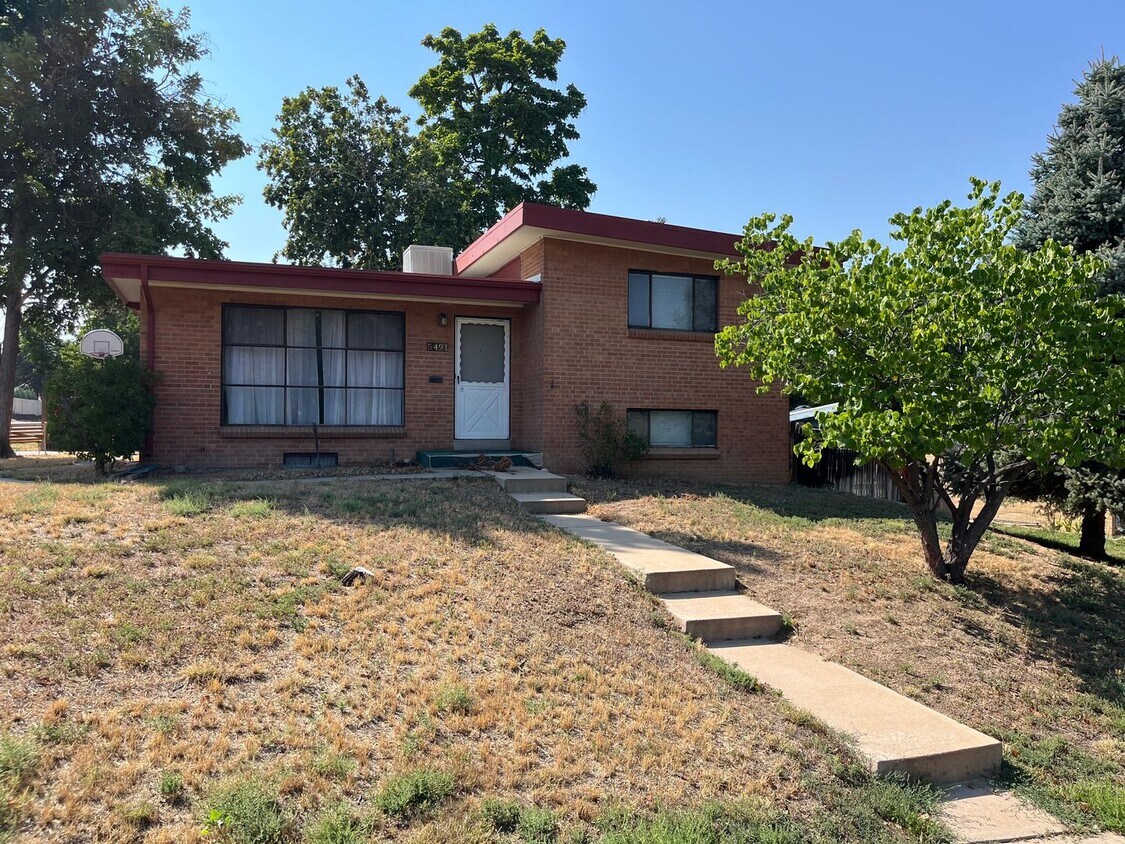 Foto principal - Amazing price amazing location 3+ bedroom house available 9/26