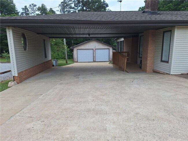 Foto del edificio - 3 Bedroom Home w/ Workshop and Fenced Yard