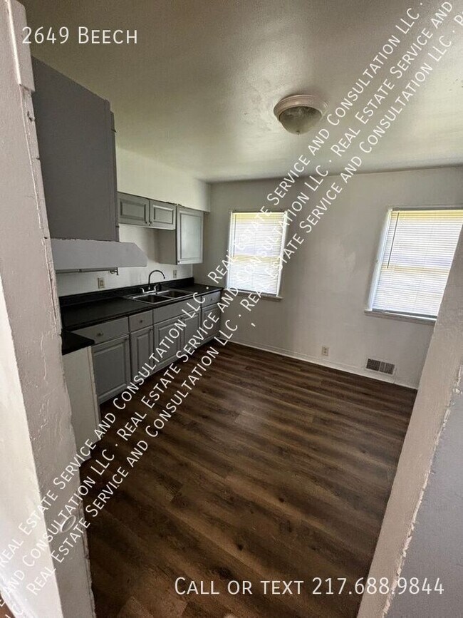 Building Photo - 2649 Beech-