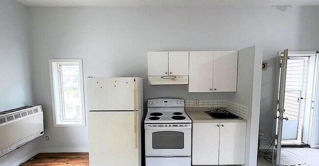 Building Photo - 249 Deschamps Av