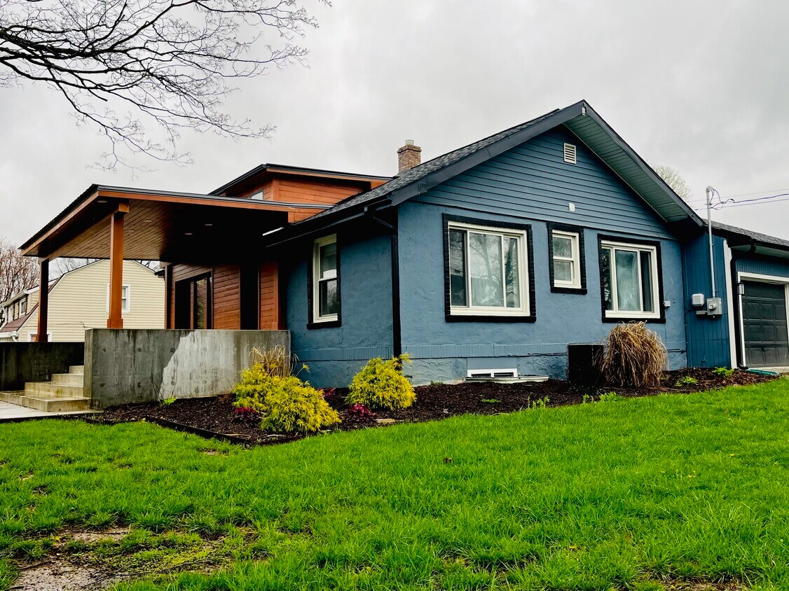 Primary Photo - 779 S Pendleton Ave