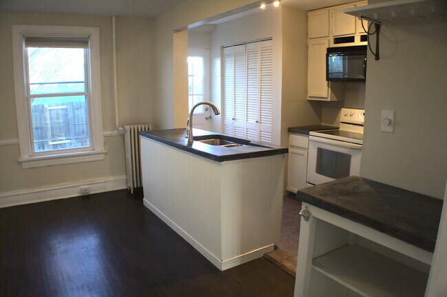Building Photo - 2612 Parkwood Ave