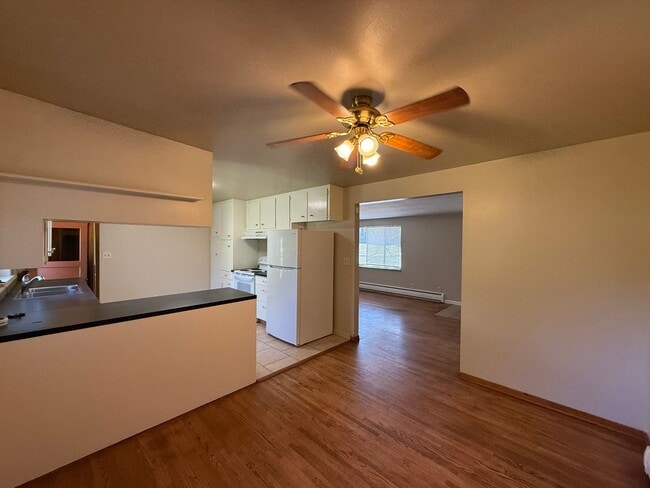 Foto del edificio - Crestline Ave/Lakeview St (Triplex)