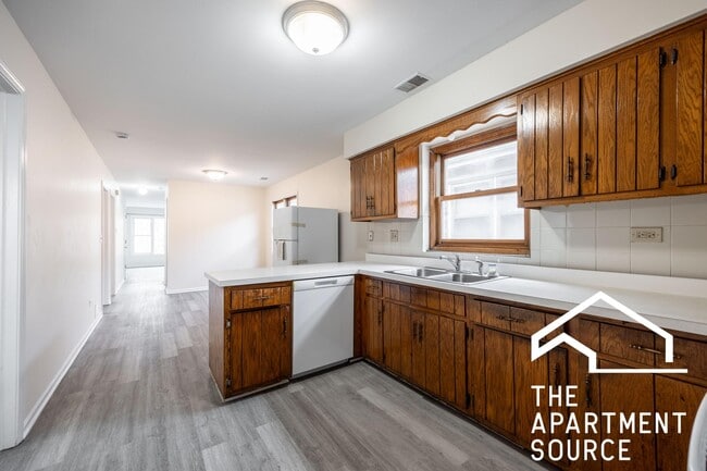 Building Photo - 6323 W Fullerton Ave