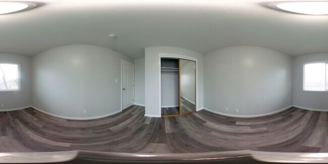 Foto del edificio - Upstairs 2 Bedroom/1 Bath Apartment with Garage in Charming and Well Maintained Four-Plex