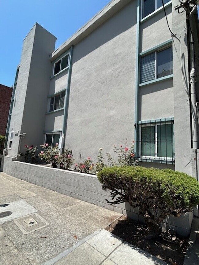 Building Photo - 2115 Haste St