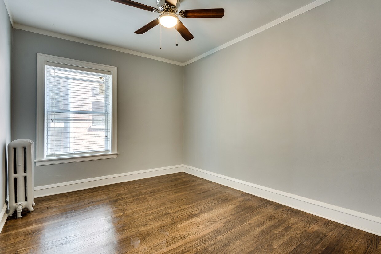 Foto principal - 5736 S Stony Island Ave
