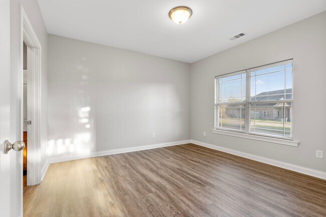Foto del edificio - 585 Regency Cir