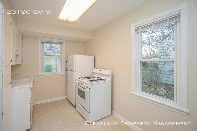 Foto del edificio - 4 Bedroom Euclid Home