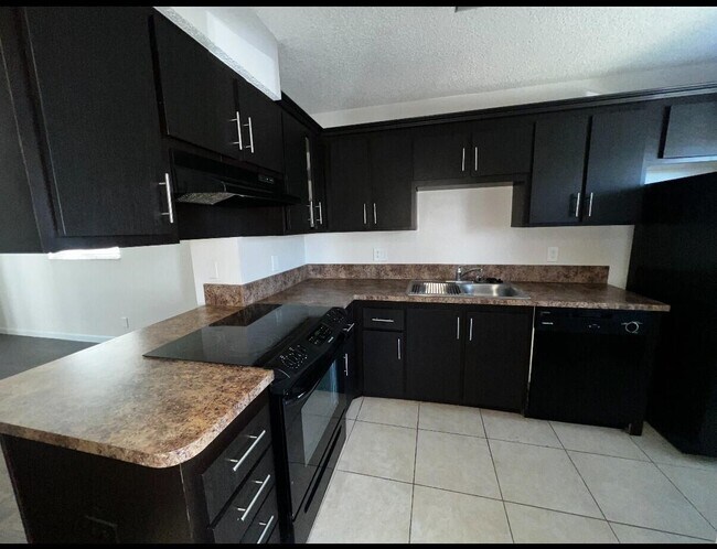 Foto del edificio - 250 W Hidden Valley Blvd