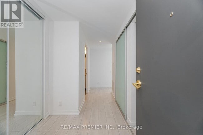 Building Photo - 950 Portage Pkwy