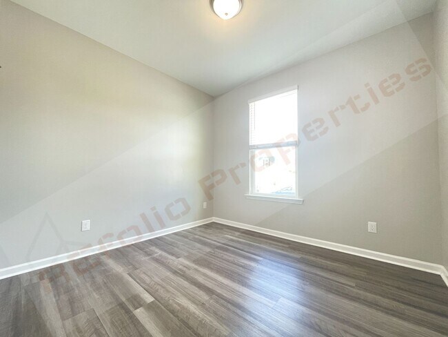 Building Photo - Gorgeous 4 Bedroom 3 Bath Home with 2 Car ...
