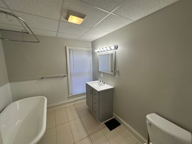 Building Photo - 211-213 Rose Place