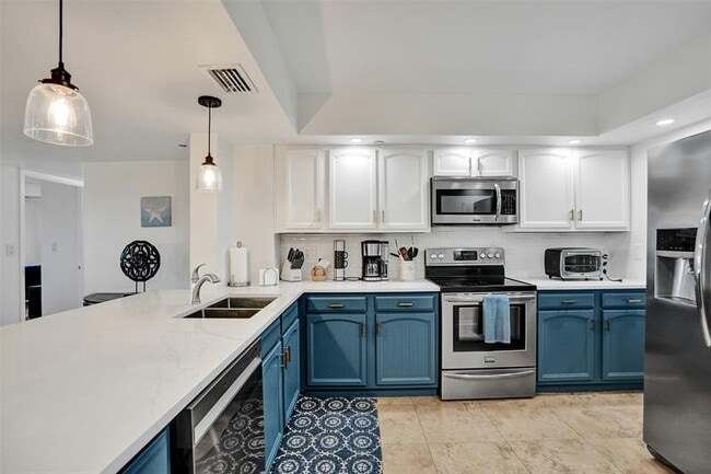 Building Photo - 3200 Port Royale Dr N